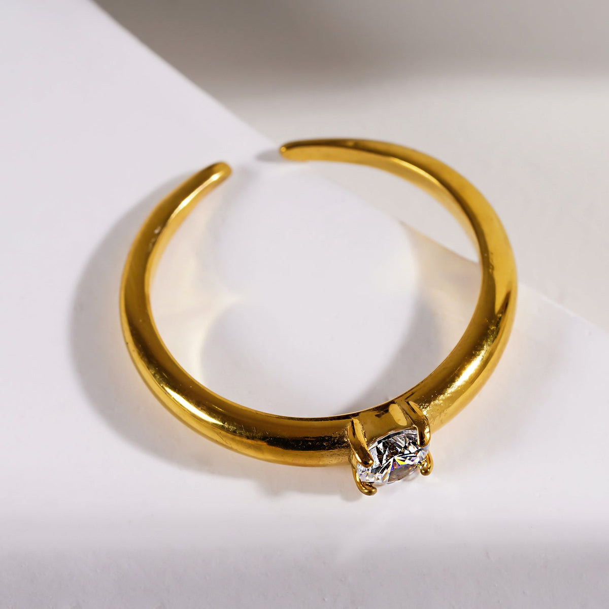 CIELO: Classic Gold Ring with a Round Zirconia Centerpiece