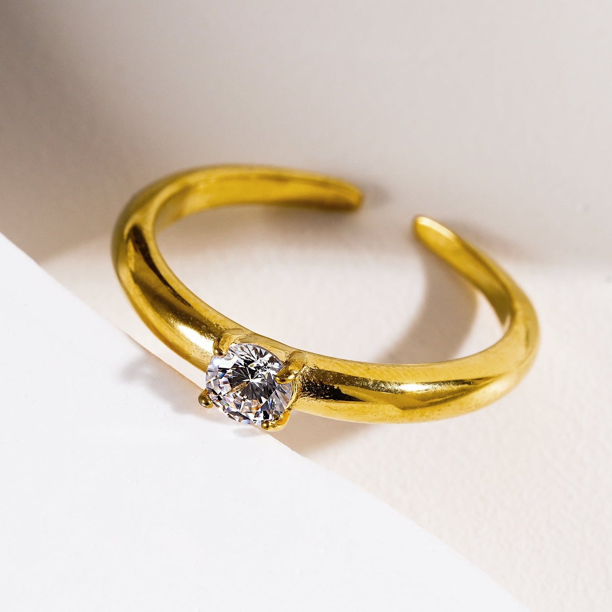 CIELO: Classic Gold Ring with a Round Zirconia Centerpiece