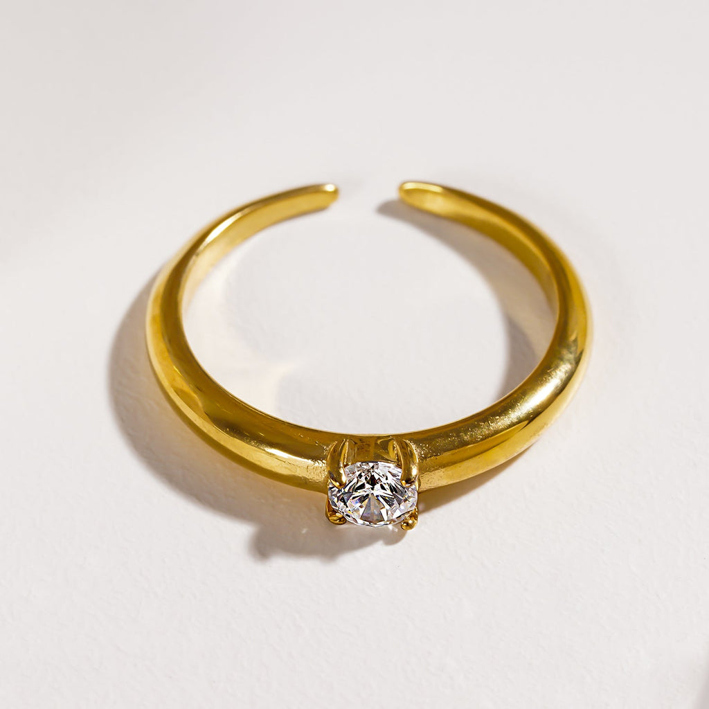 CIELO: Classic Gold Ring with a Round Zirconia Centerpiece